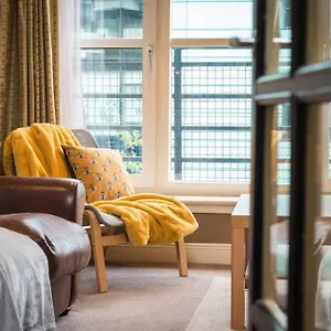 royal-mile-arthurs-seat-apt-with-private-parking.edinburghhotelsuk.org/